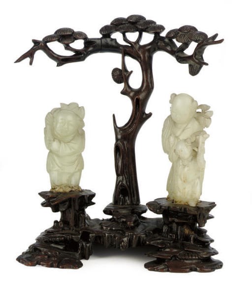 A CHINESE WHITE JADE AND WOOD CARVING OF IMMORTALS BENEATH A TREE,