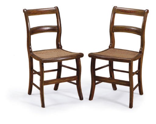 A PAIR OF GRAIN PAINTED AND GILT-DECORATED SIDE CHAIRS,