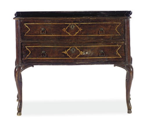 AN ITALIAN ROCOCO STAINED AND PARCEL-GILT SERPENTINE COMMODE,