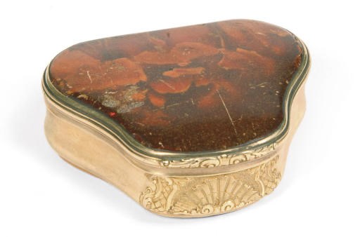 A GOLD AND AMBER SNUFF-BOX
