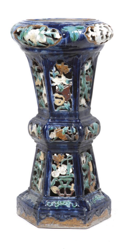 A CHINESE BLUE, WHITE AND GREEN GLAZED PEDESTAL