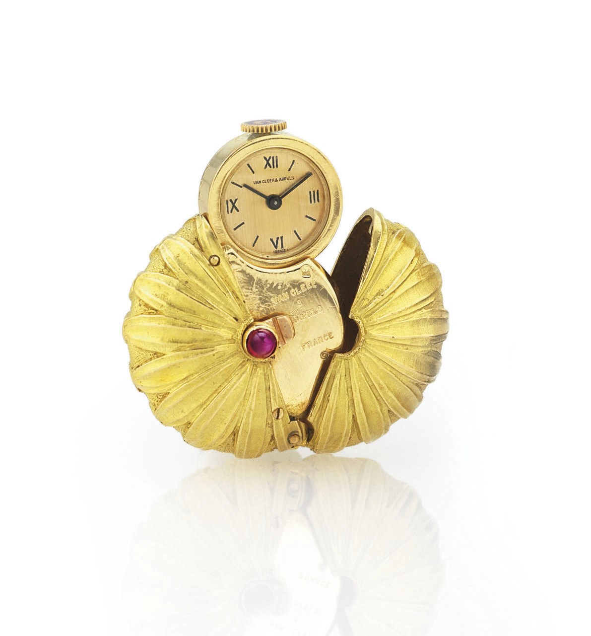 VAN CLEEF & ARPELS.  AN UNUSUAL 18K GOLD AND RUBY SHELL-FORM PURSE WATCH