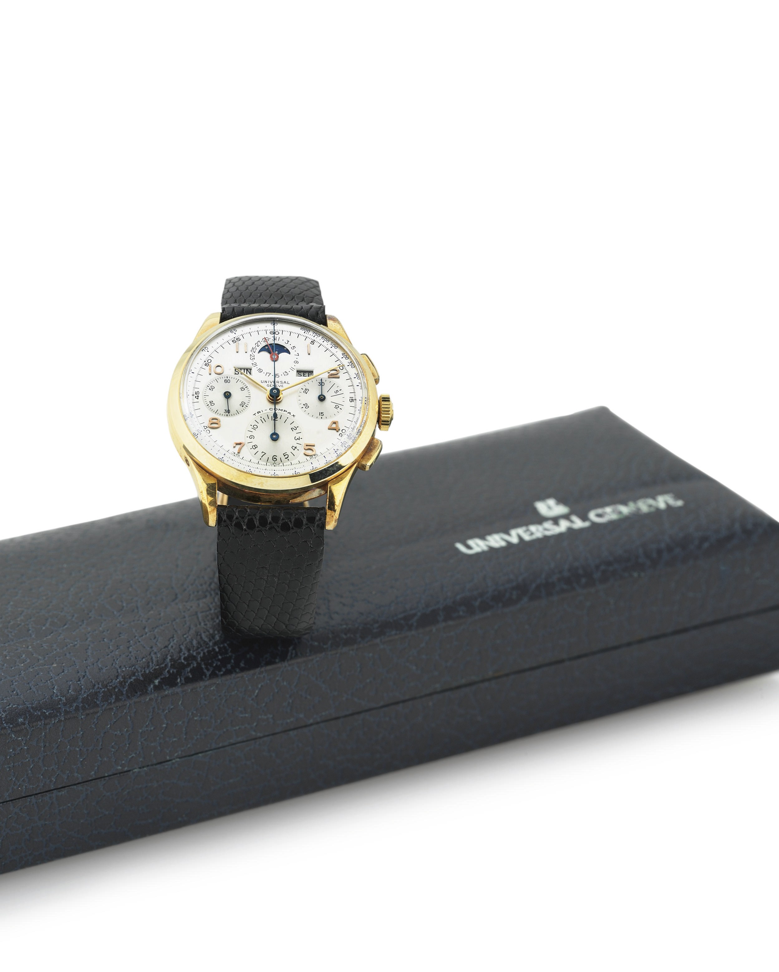 UNIVERSAL. A FINE 18K GOLD TRIPLE CALENDAR CHRONOGRAPH WRISTWATCH WITH MOON PHASES