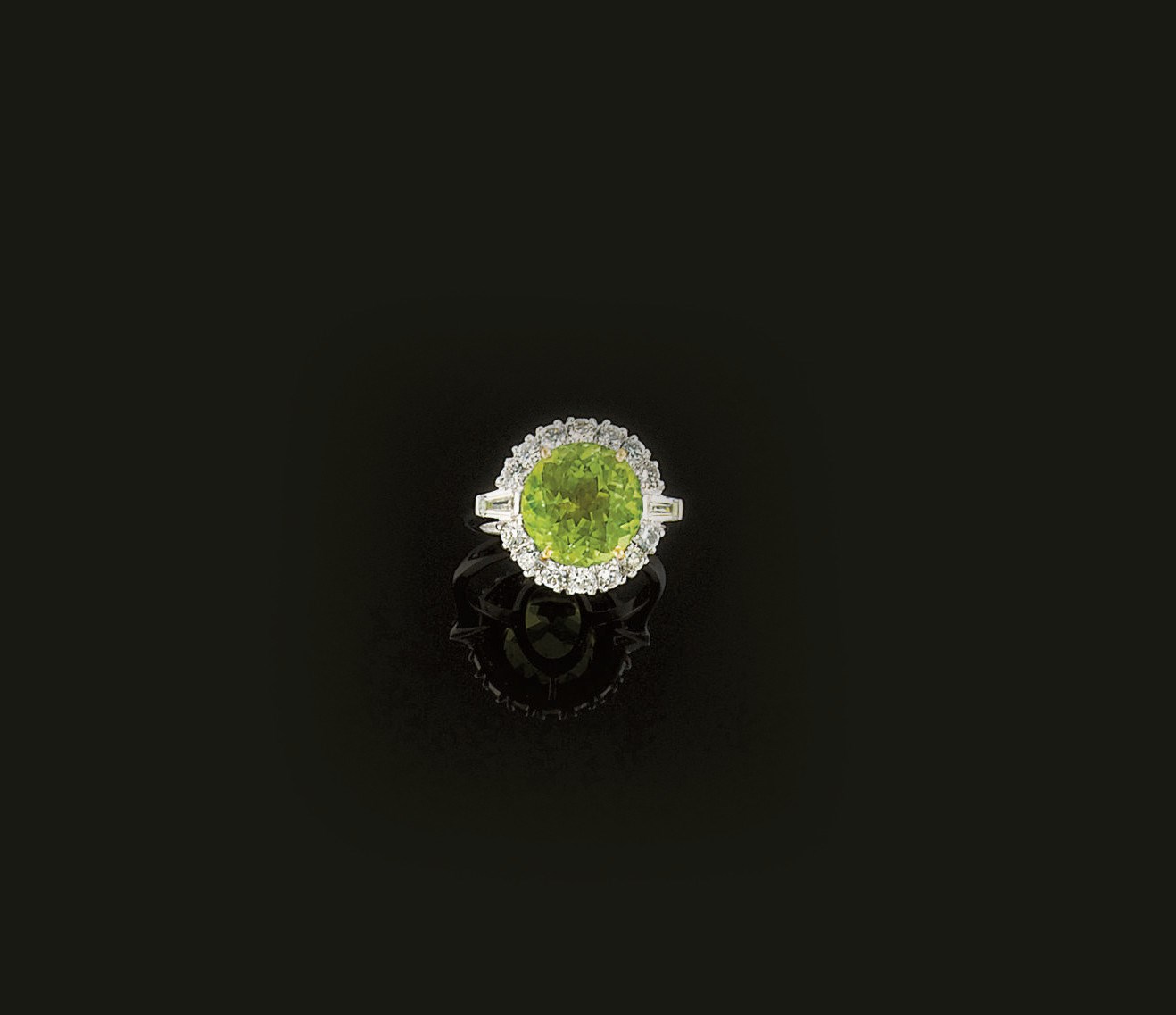 A PERIDOT AND DIAMOND CLUSTER RING