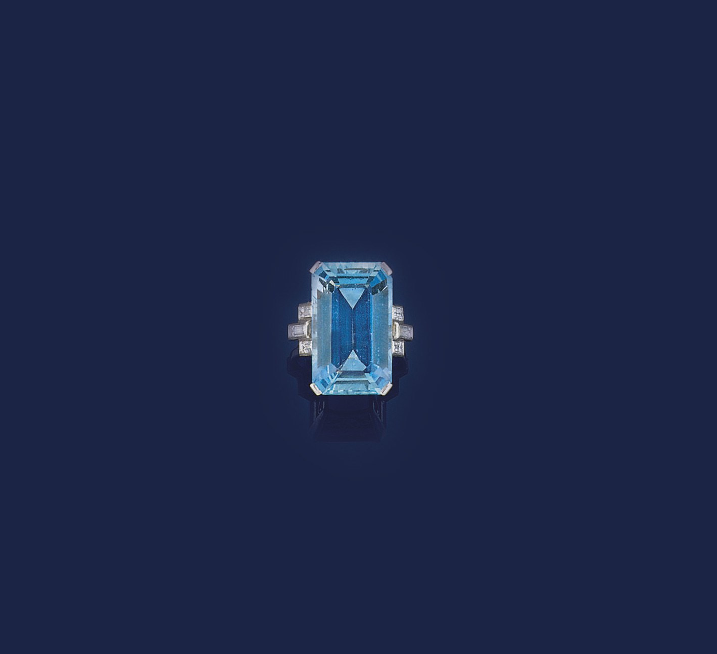 AN ART DECO AQUAMARINE AND DIAMOND RING