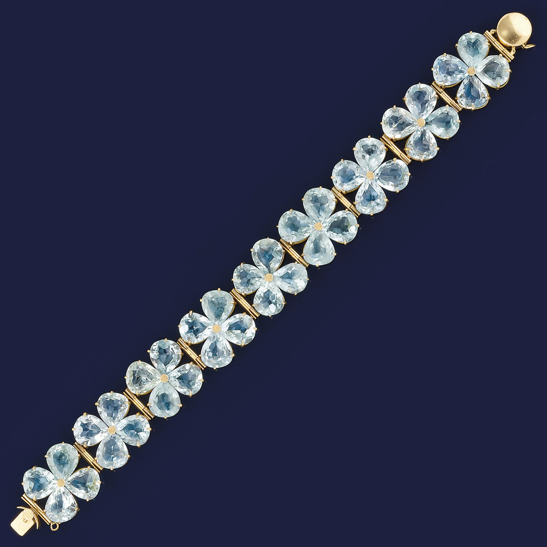 AN AQUAMARINE BRACELET
