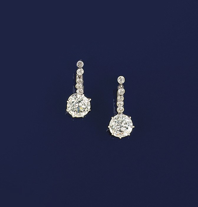 A PAIR OF EDWARDIAN DIAMOND EARPENDANTS