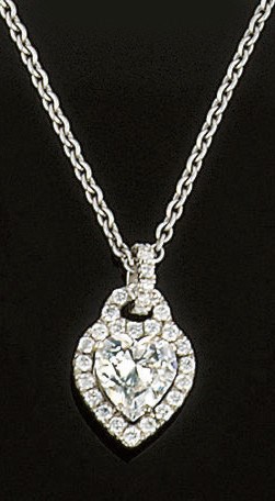 A DIAMOND PENDANT NECKLACE