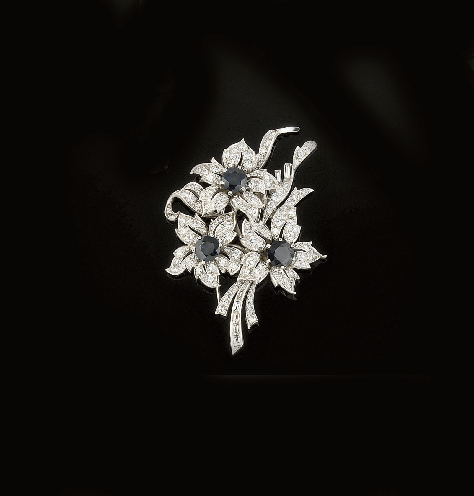 A SAPPHIRE AND DIAMOND BROOCH