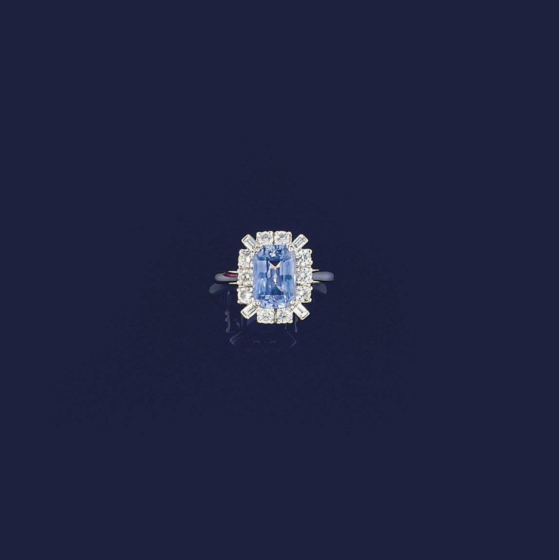 A SAPPHIRE AND DIAMOND CLUSTER RING