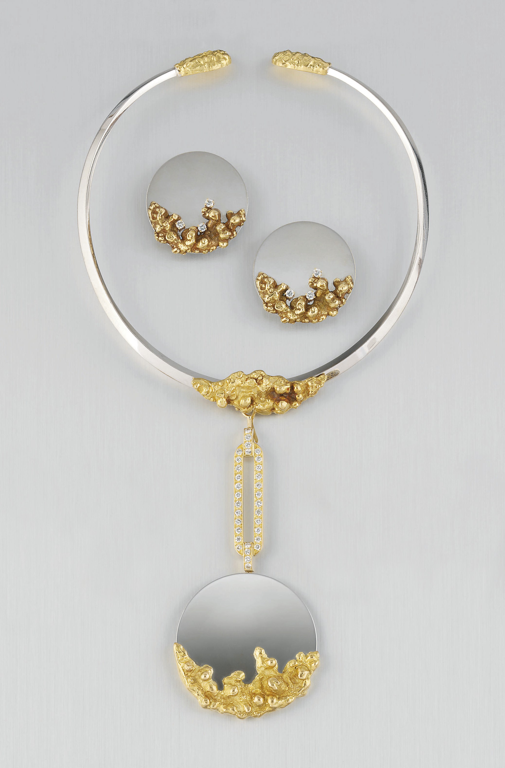 A SUITE OF DIAMOND SET TWO COLOUR JEWELLERY, BY CHAUMET