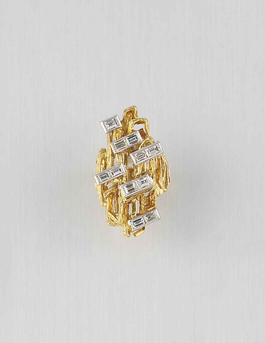 AN 18CT. GOLD AND DIAMOND RING, BY KUTCHINSKY