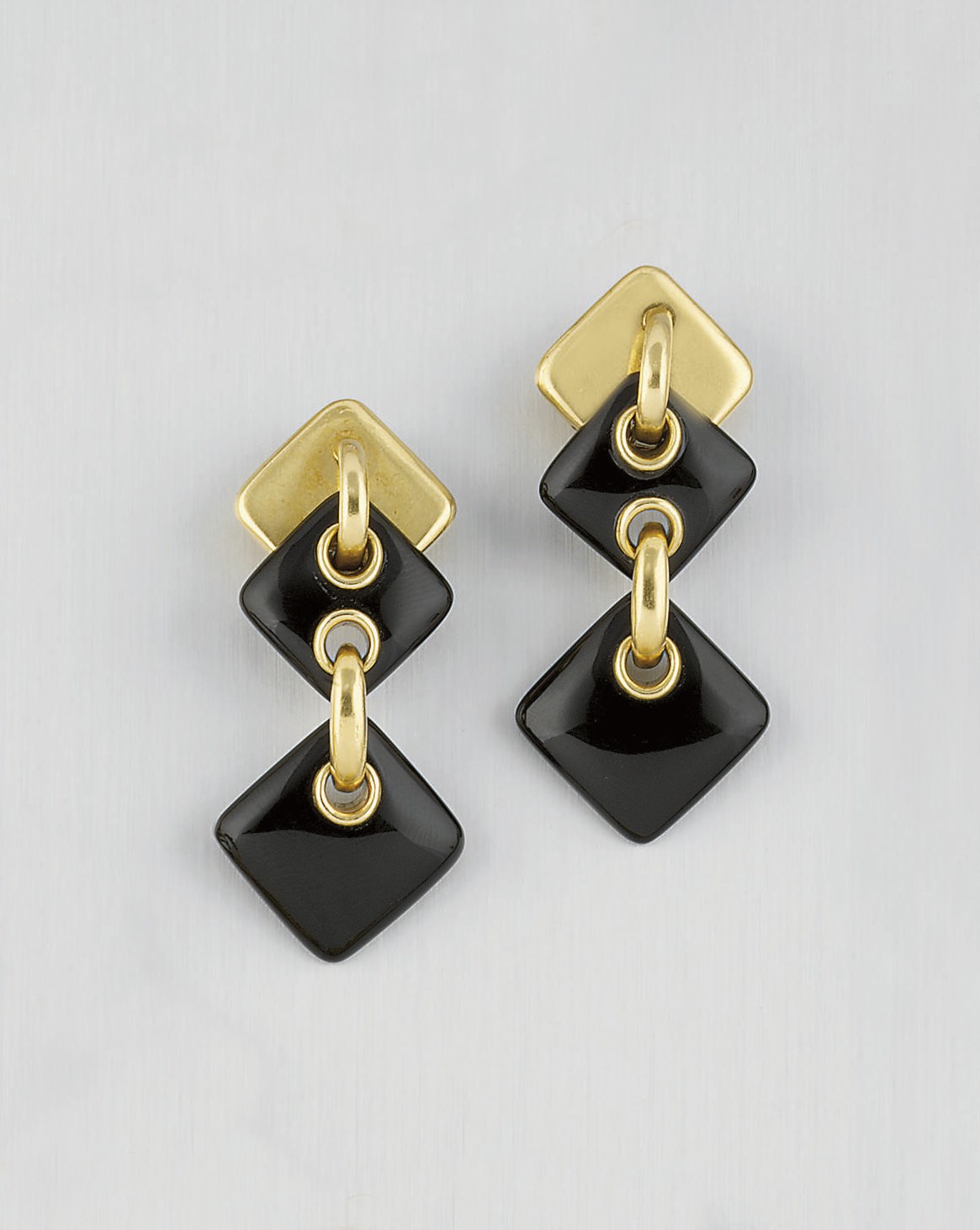 A PAIR OF ONYX EARPENDANTS, BY A.CIPULLO FOR CARTIER