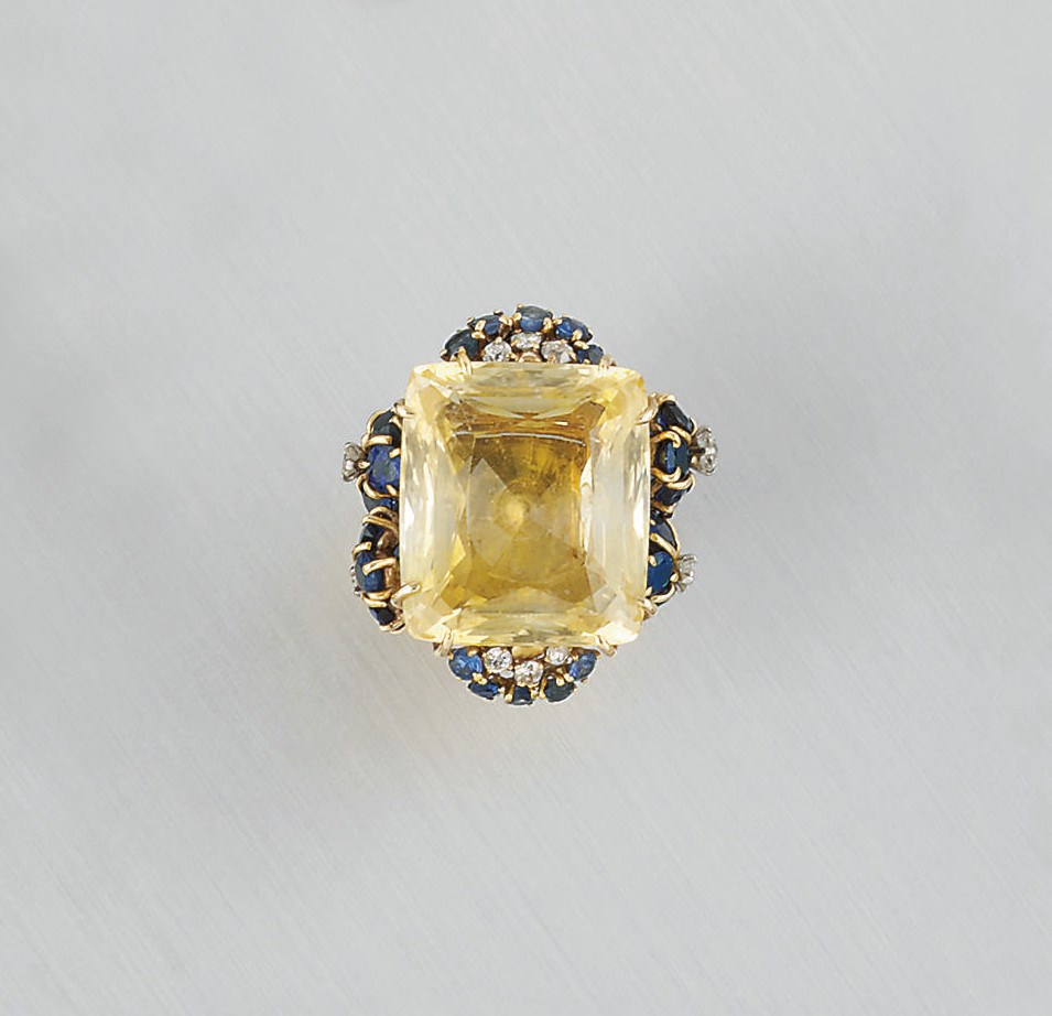 A YELLOW SAPPHIRE, DIAMOND AND SAPPHIRE RING