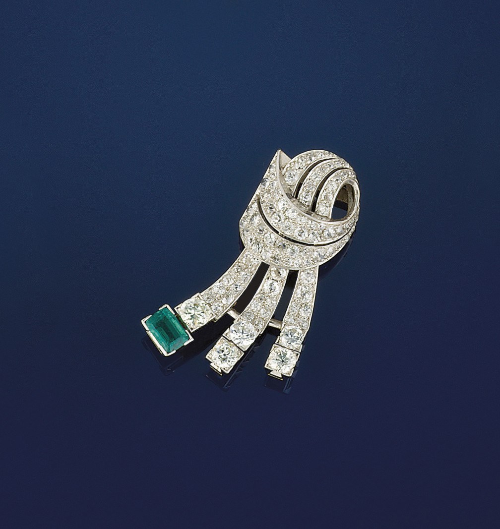 A DIAMOND AND EMERALD CLIP BROOCH