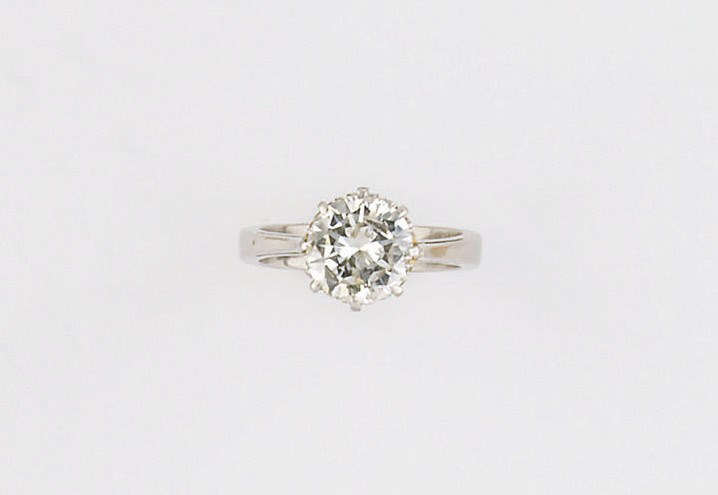 A diamond single stone ring