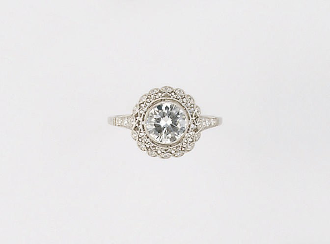 A diamond cluster ring