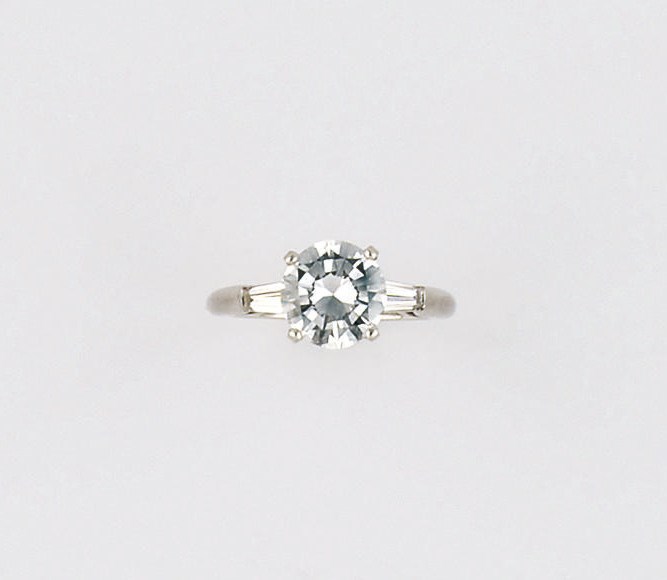 A diamond single stone ring
