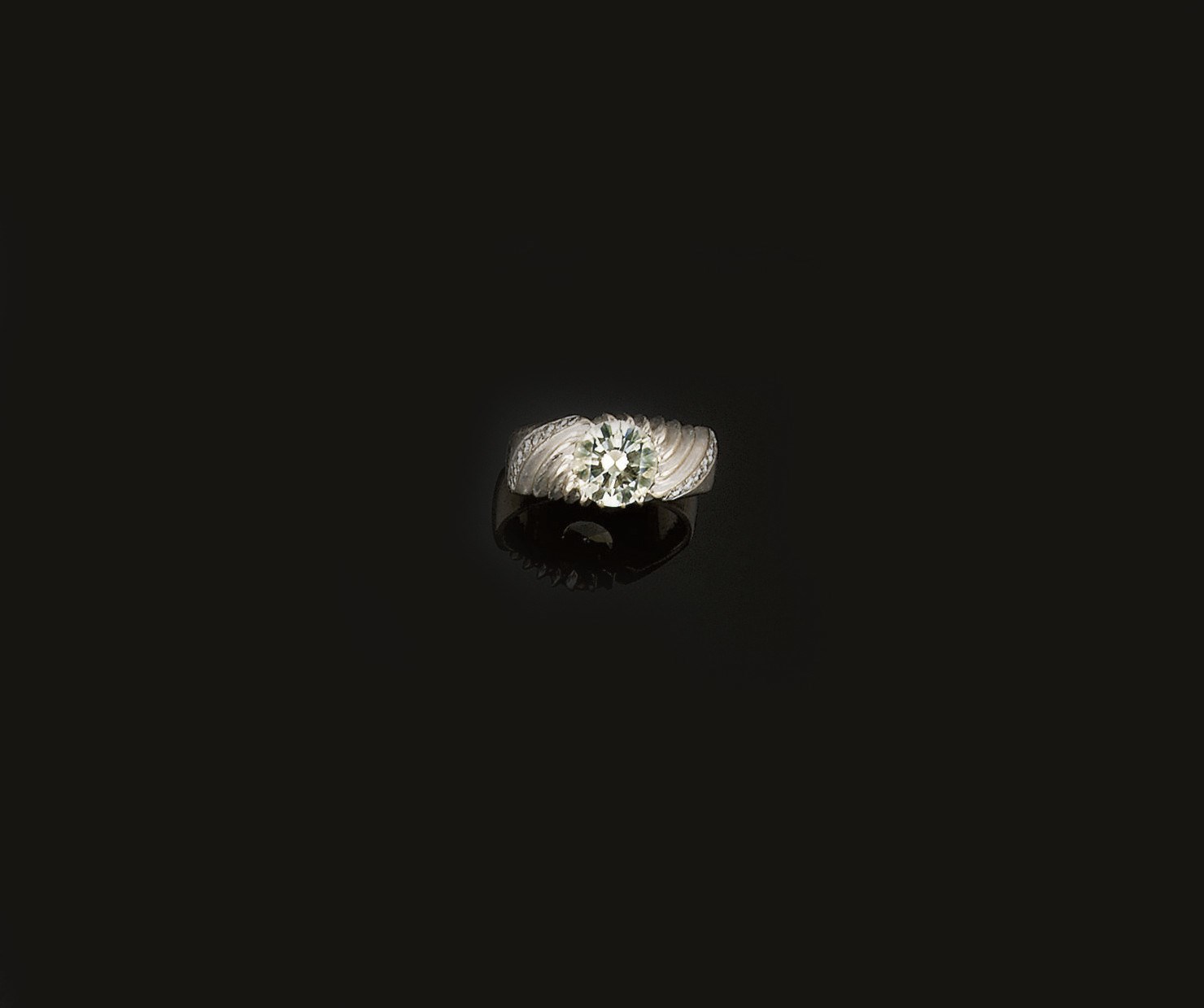 A diamond single stone ring