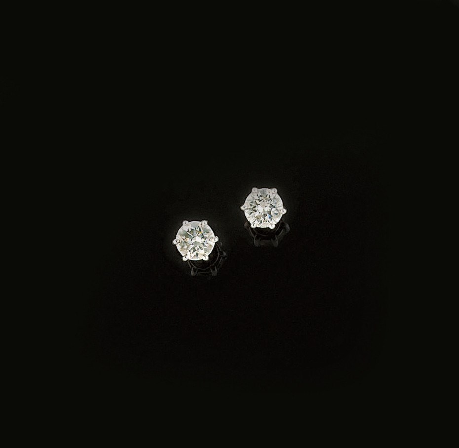 A pair of diamond earstuds