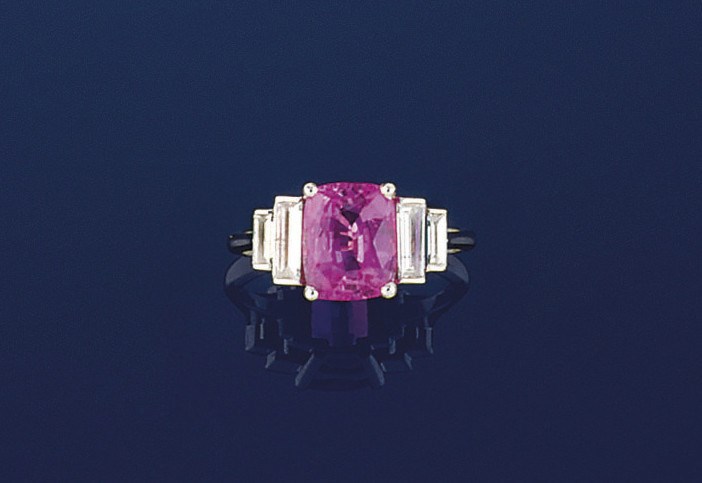 A PINK SAPPHIRE & DIAMOND RING