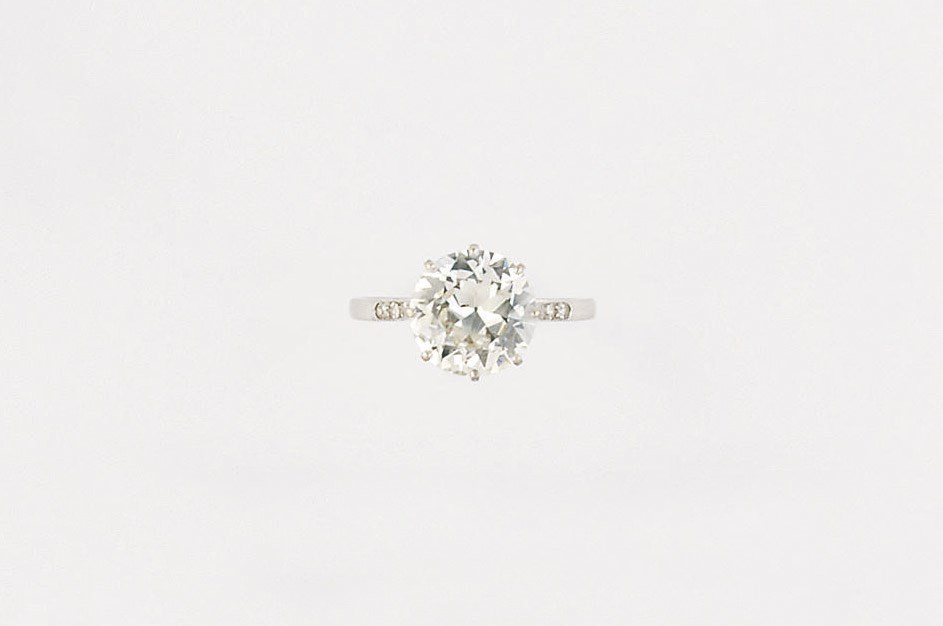 A diamond single stone ring