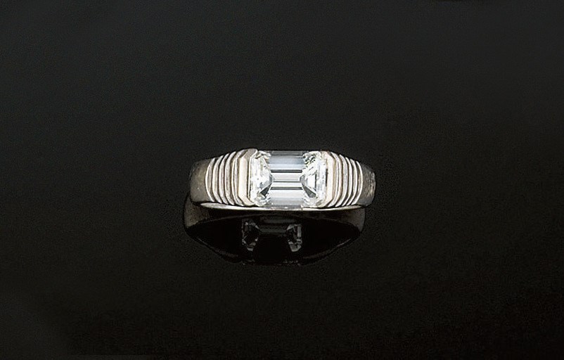 A diamond single stone ring