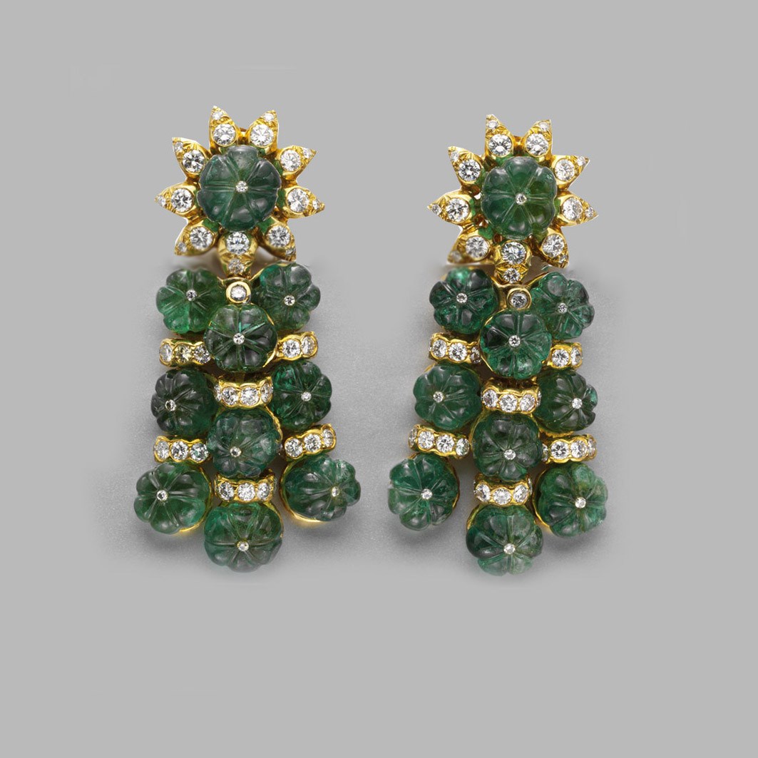 A PAIR OF EMERALD AND DIAMOND EAR PENDANTS