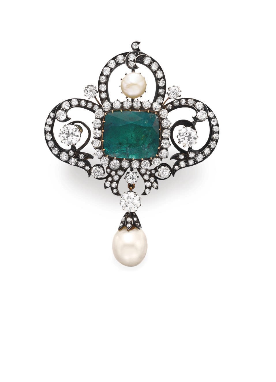 AN ANTIQUE EMERALD, DIAMOND AND PEARL BROOCH
