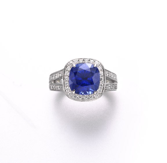 A SAPPHIRE AND DIAMOND RING