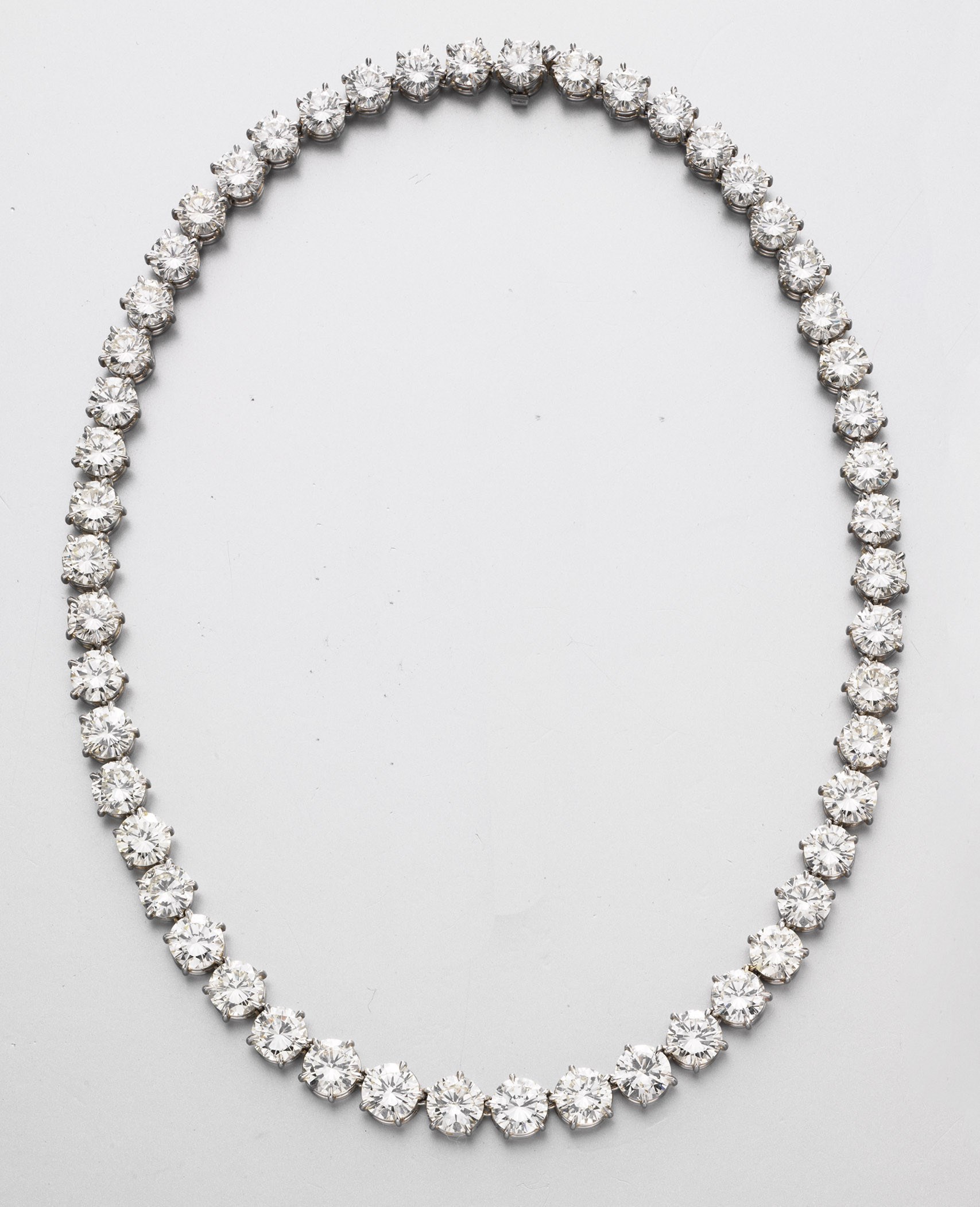 AN IMPRESSIVE DIAMOND NECKLACE