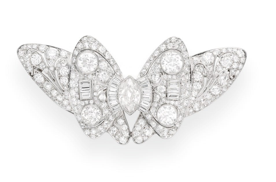 AN ART DECO DIAMOND BROOCH