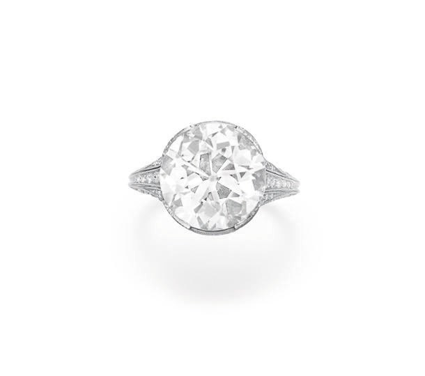 AN ART DECO DIAMOND RING