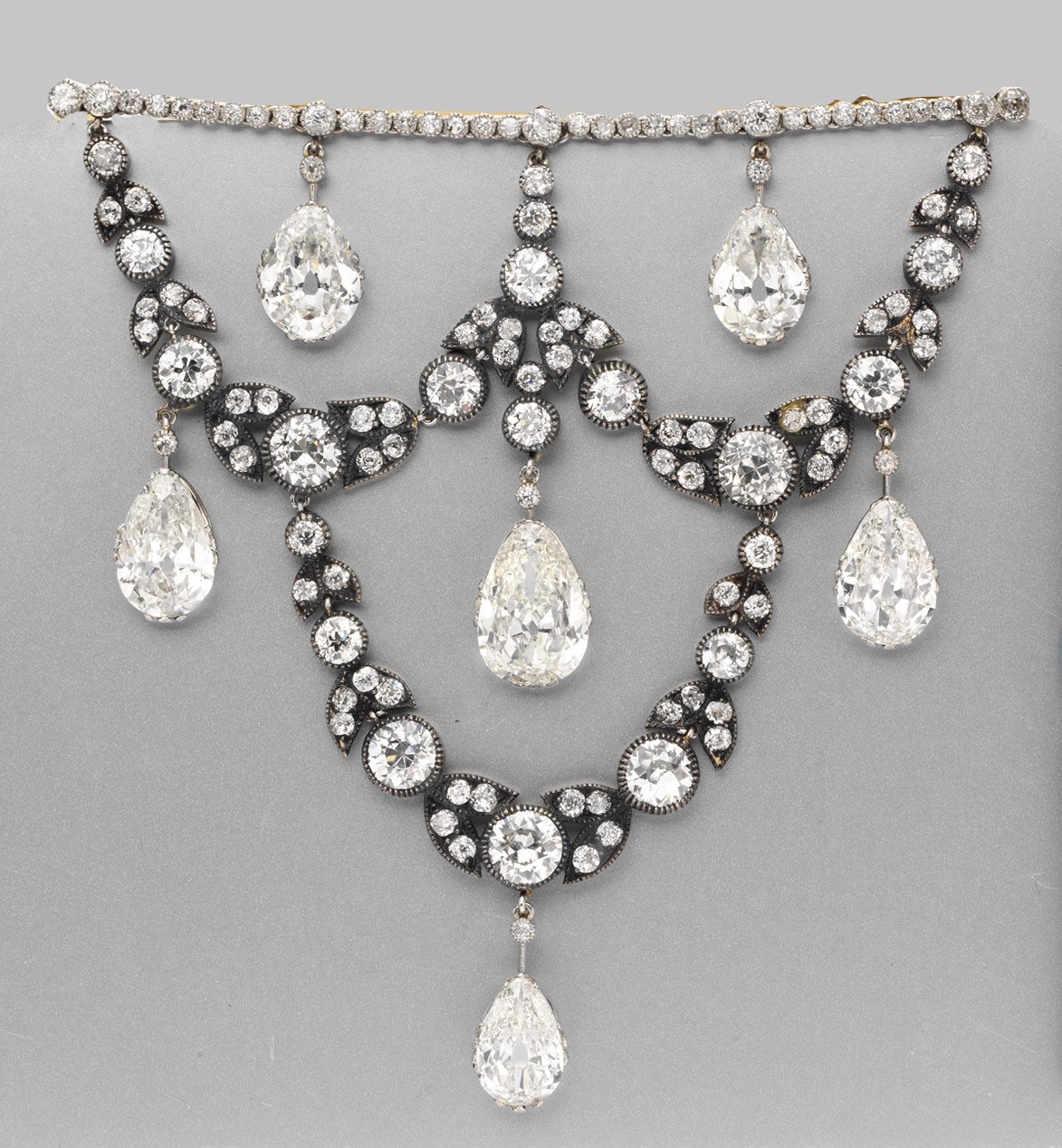 AN ANTIQUE DIAMOND BROOCH