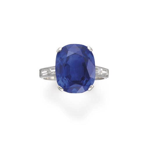 AN ART DECO SAPPHIRE AND DIAMOND RING