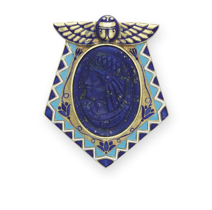 AN EGYPTIAN-REVIVAL LAPIS LAZULI, ENAMEL AND GOLD BROOCH