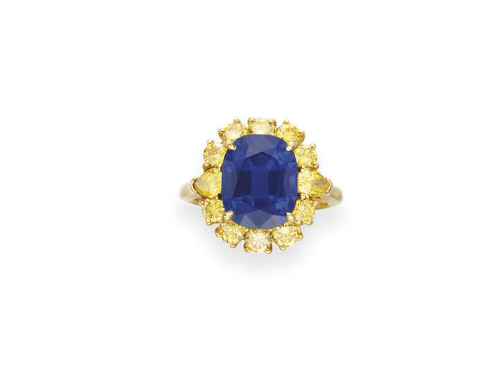 A SAPPHIRE AND COLORED DIAMOND RING