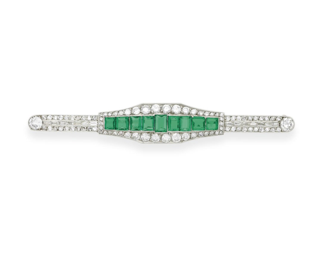 AN ART DECO DIAMOND AND EMERALD BAR BROOCH