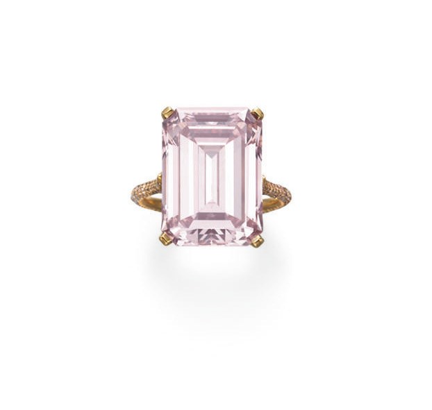 AN EXTREMELY RARE COLORED DIAMOND RING