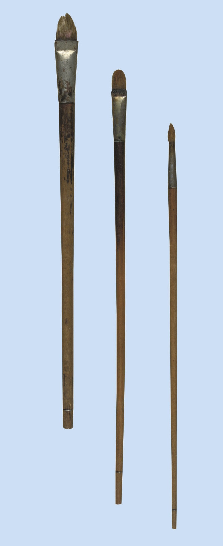 Un lot de trois pinceaux