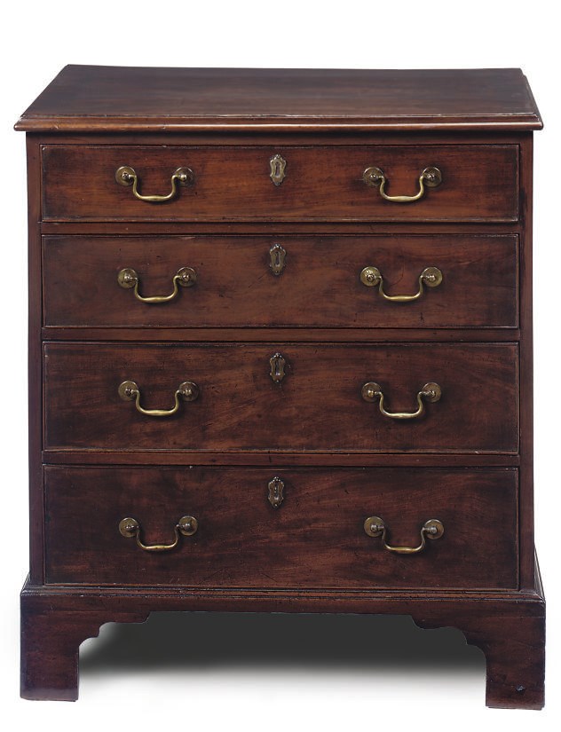 A MAHOGANY CHEST OF DRAWERS