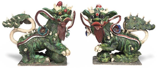 A PAIR OF CHINESE CERAMIC DOGS OF FO
