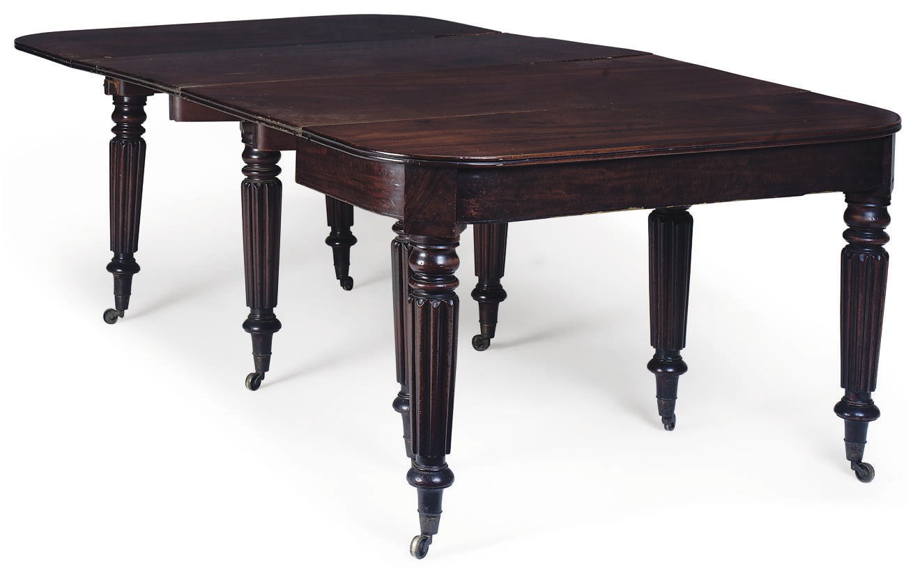 AN EARLY VICTORIAN MAHOGANY EXTENDING DINING TABLE