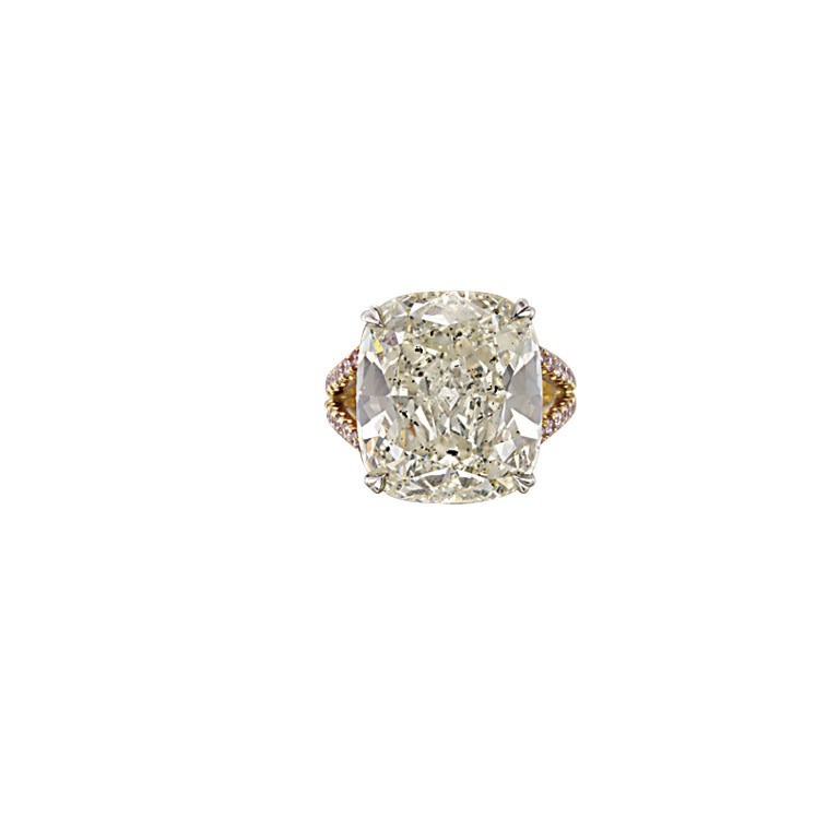 AN ATTRACTIVE DIAMOND SINGLE-STONE RING