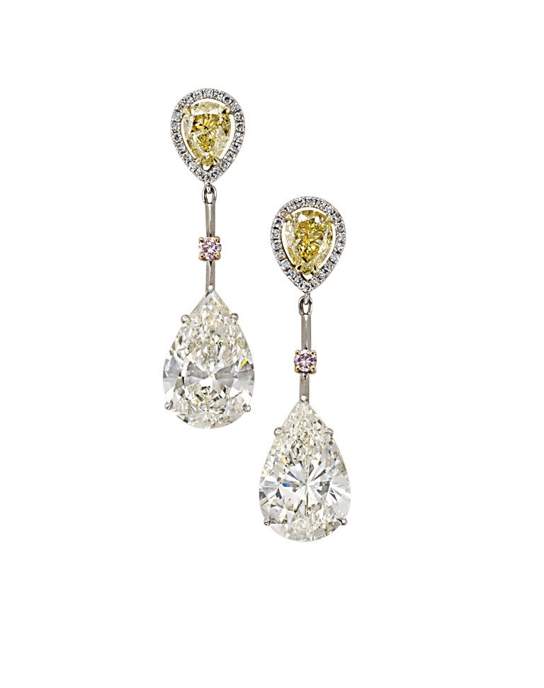 AN ATTRACTIVE PAIR OF DIAMOND AND COLOURED DIAMOND EAR PENDANTS