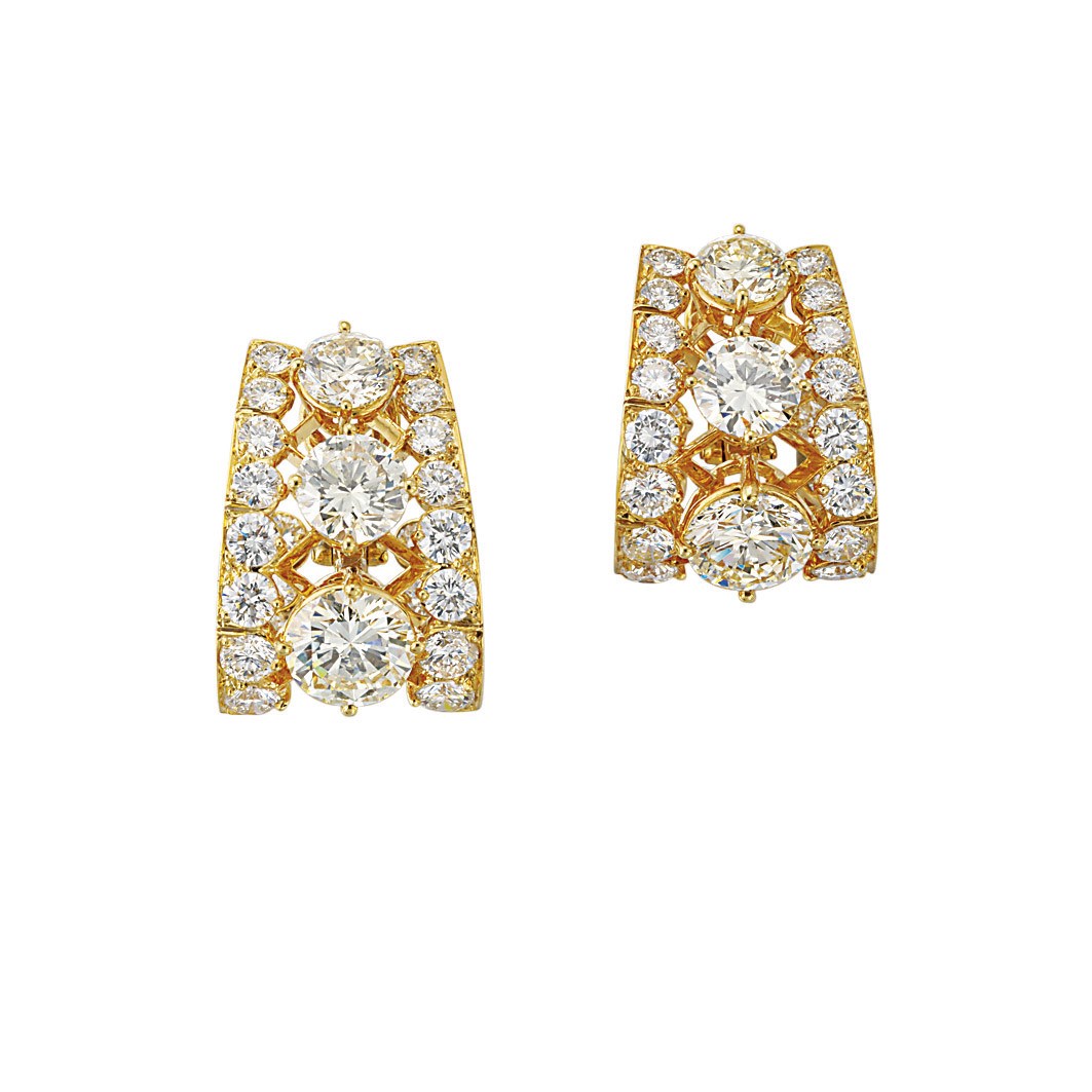 A PAIR OF DIAMOND EAR CLIPS