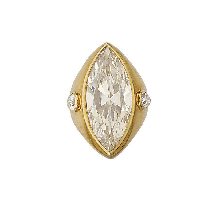AN UNUSUAL COLOURED DIAMOND RING