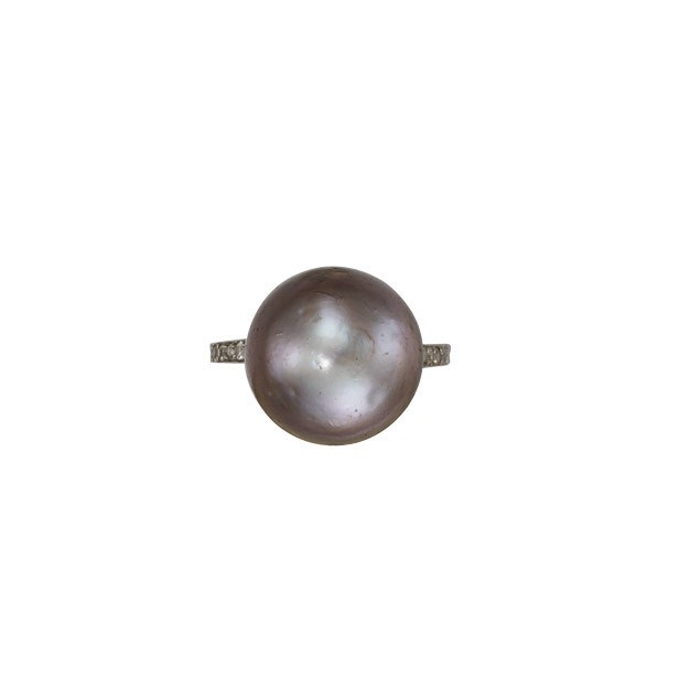 AN ATTRACTIVE NATURAL BLACK PEARL RING
