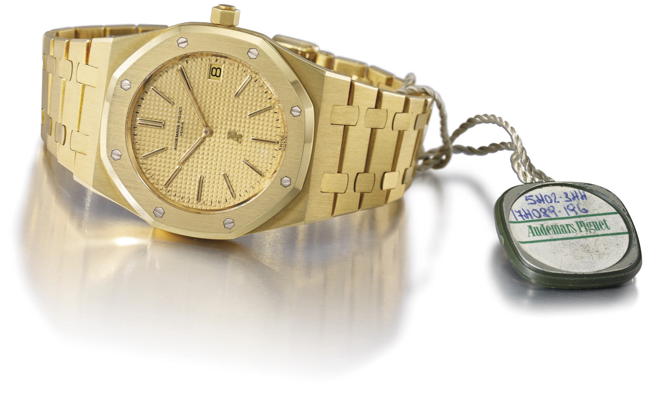Audemars Piguet. A fine and unusual 18K gold self-winding water-resistant wristwatch with date, bracelet, champagne dial, original certificate, brochure and sales tag