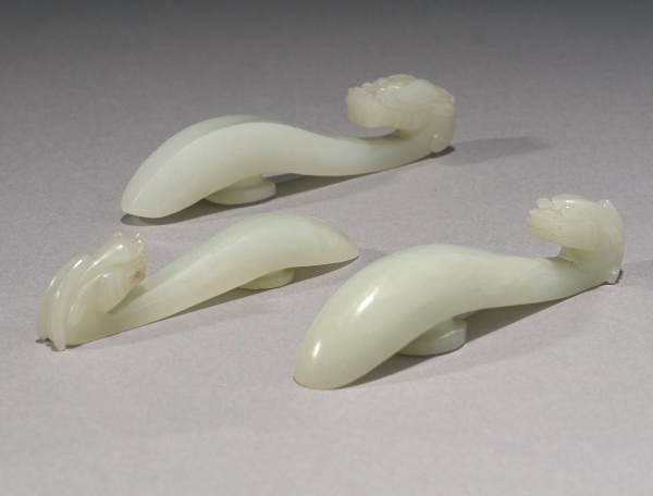 TROIS FIBULES EN JADE CELADON